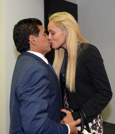 Un bacio con la fidanzata Rocio Oliva. Bozzani
